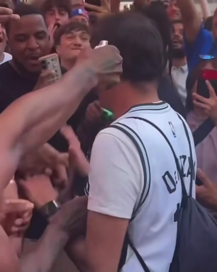 Knicks fan tries to set a Spurs fan on fire wish i was joking