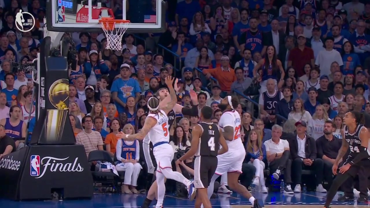 Luke Kornet blocks a shot