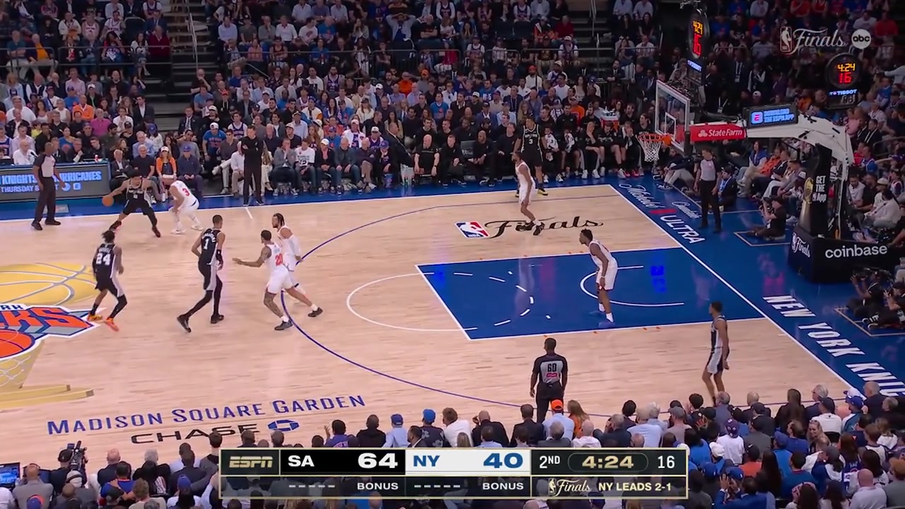 Harper navigates his way to a layup over Sochan