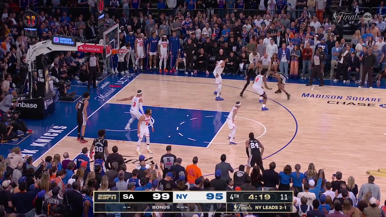 De'Aaron Fox hits a 3-pointer over KAT to put the Spurs up by 7 once again