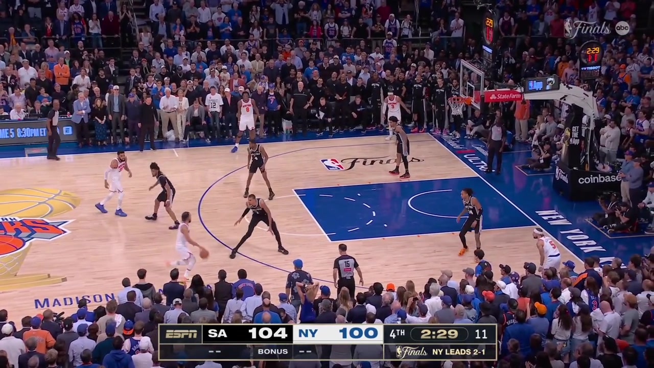 Jalen Brunson hits a 3-pointer in Victor Wembanyama's face to cut the Spurs' lead to just 1