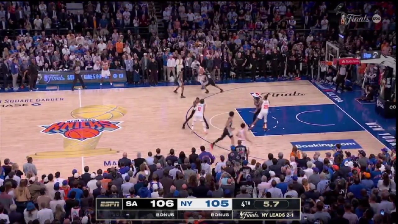 OG Anunoby tips the ball in to give the Knicks the lead