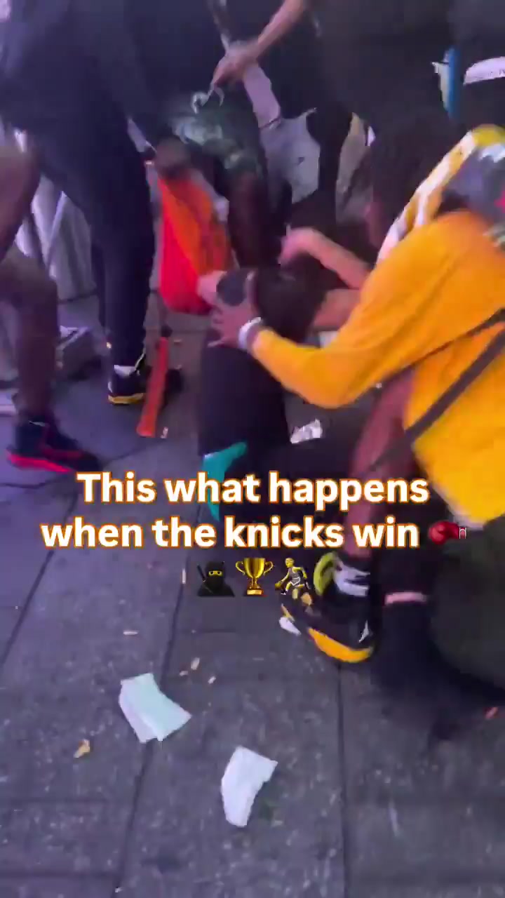 Knicks fans stomp out a Spurs fan right in front of the police