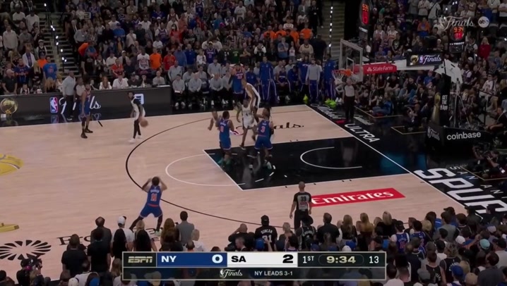 Spurs decide to double team KAT and leave Brunson wide open for the Knicks first points