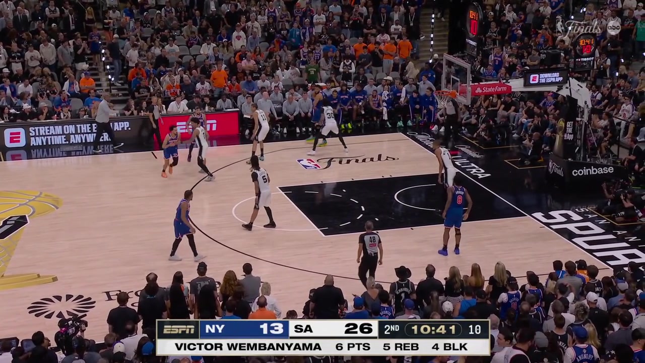 Victor Wembanyama blocks Landry Shamet's layup attempt for his 5th block of the 1st half
