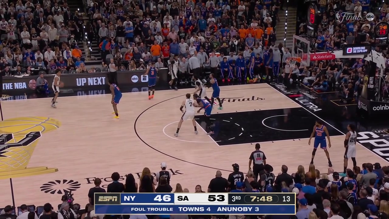 Dylan Harper shows his quickness and scores the layup
