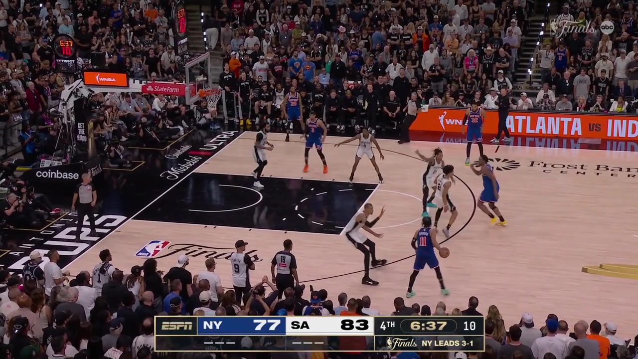 Jalen Brunson drives on Victor Wembanyama and scores with his off-hand cutting the Spurs' lead to 436 Points for Brunson