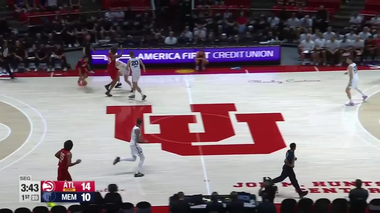 Zeke Mayo hits the step back 3