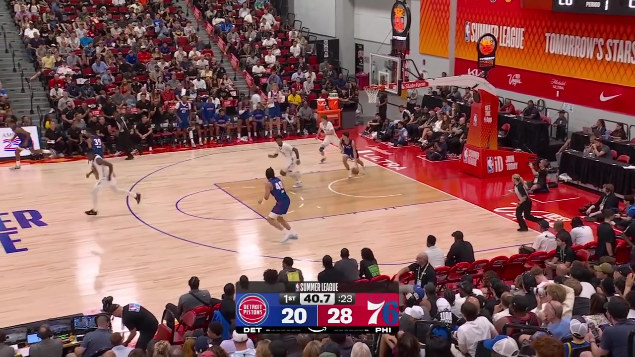 Rodriguez Gayle hits two triples and scores a layup scoring three consecutive buckets