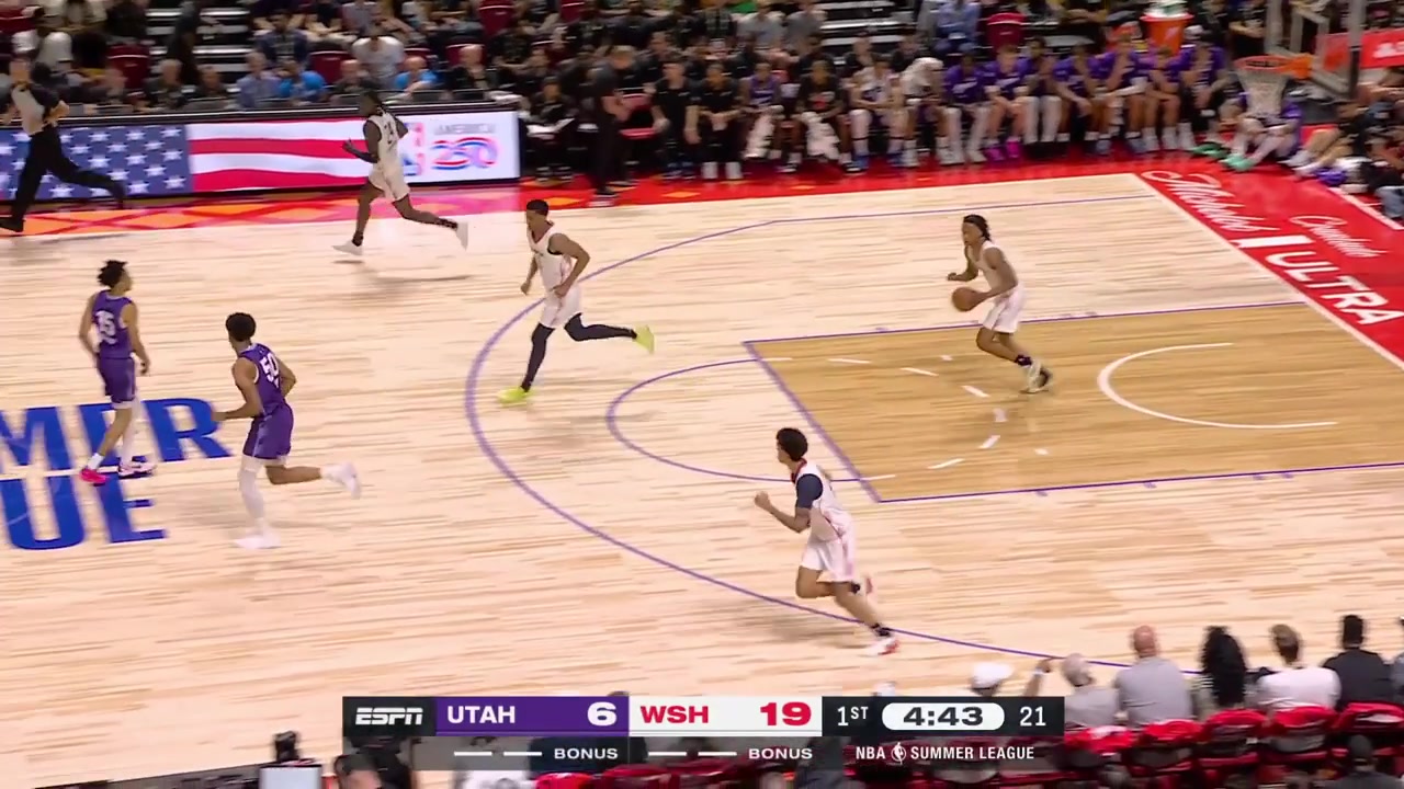 Will Riley takes two players with him on the drive and finds Julian Reese for the easy dunk