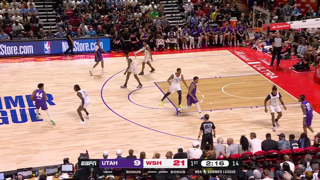 Darryn Peterson lobs it to Orlando Robinson who barely manages to finish it