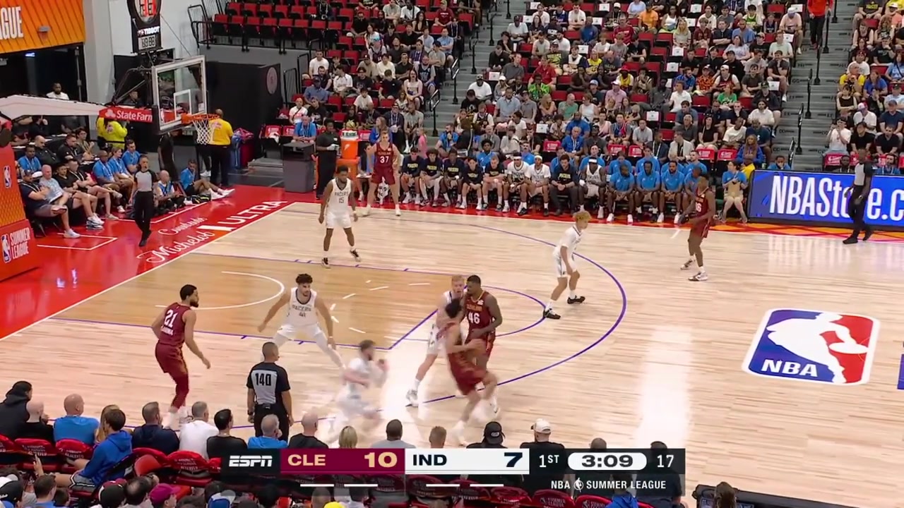 Xaivian Lee passes to Dane Goodwin who makes the driving layup