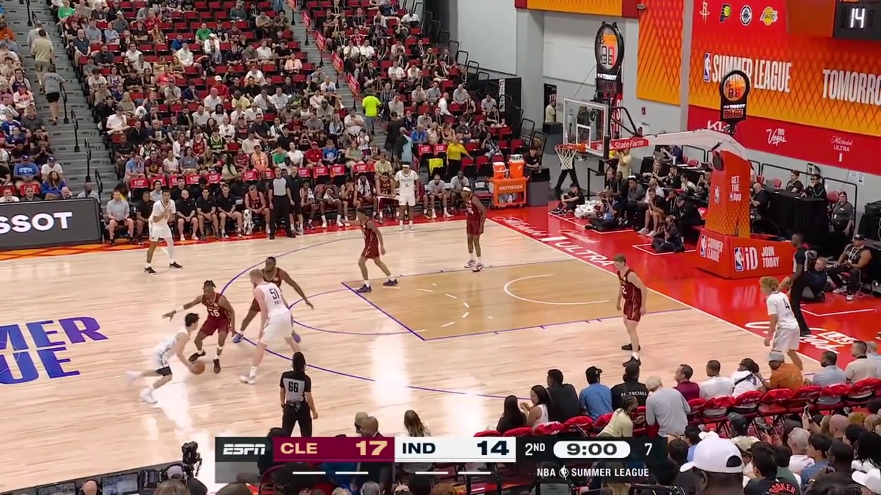 Yuki Kawamura with the quick no-look pass to Rienk Mast for the dunk with replays