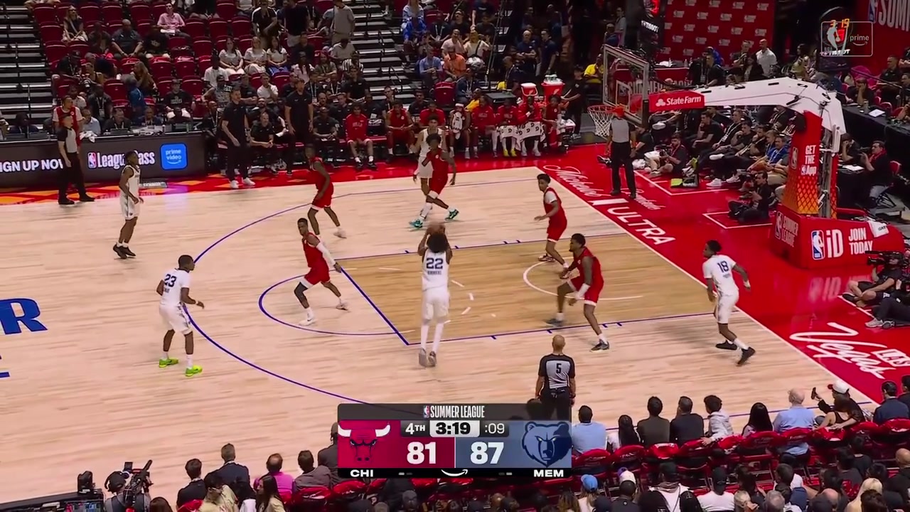 Cameron Boozer finds Taylor Hendricks for the layup