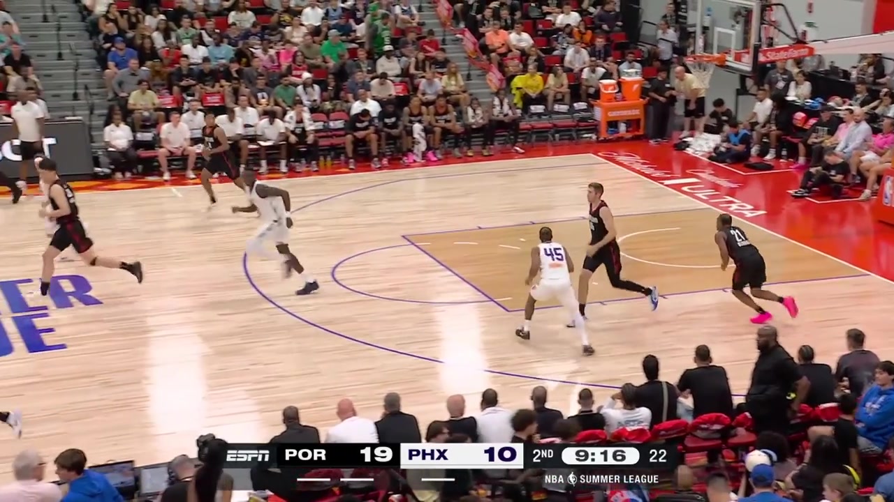 Yang Hansen with a nice pass to Chris Youngblood for the cutting layup