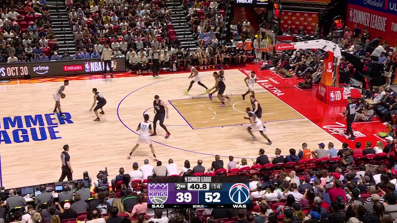 AJ Dybantsa shows his strength as he drives through the Kings' defense and scores the layup with the contact with replays