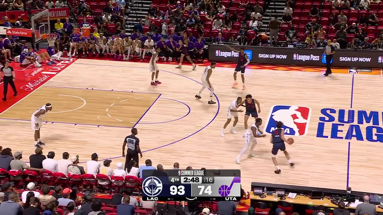 Keaton Wagler gets double-teamed and quickly passes the ball to Kobe Sanders for the open three