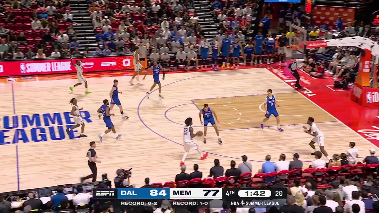 Cameron Boozer hits the corner 3 to cut the Mavericks' lead to 4 with 90 seconds remaining in regulation