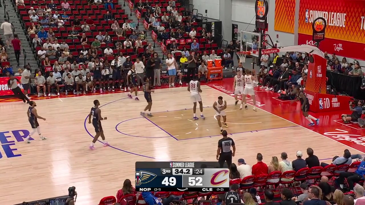 5'7'' Markquis Nowell with a nice chasedown block on Ian Martinez last night with a replay