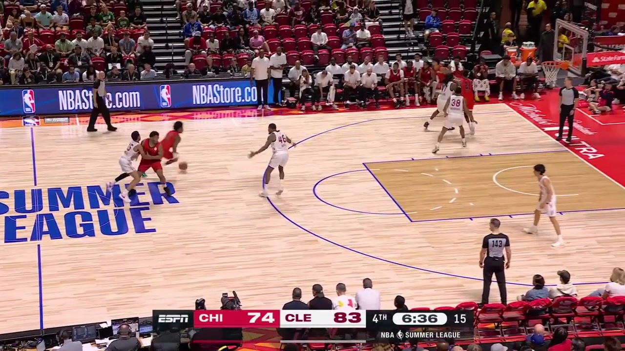 Jaylin Sellers goes around the defender and finishes with a powerful dunk and Meleek Thomas with the And-1 at the other end with a replay