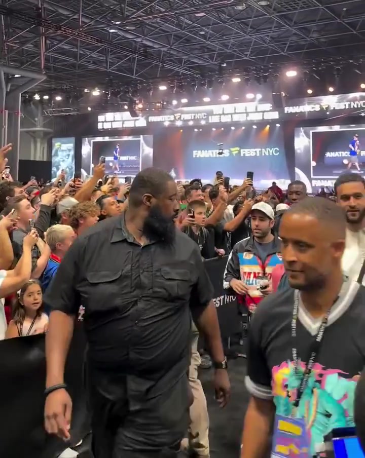 Victor Wembanyama Still Getting Heavy Boos From The Knicks Fans at Fanatics Fest