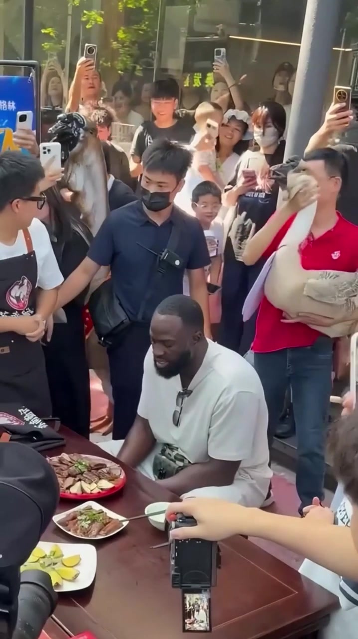 Draymond Green surprised with a lion-head goose at his China Tour
