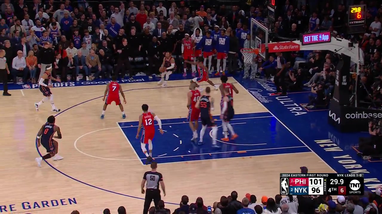 Brunson and DiVincenzo drill back to back threes to give the Knicks the lead