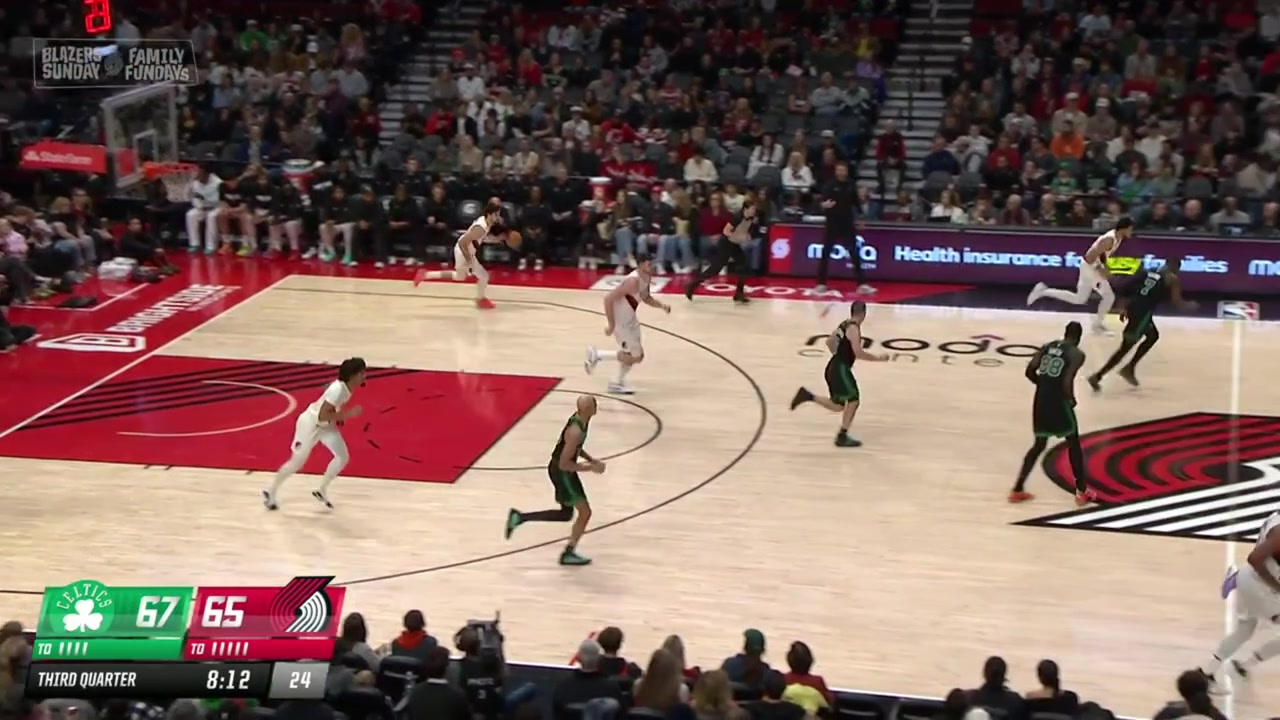 Shaedon Sharpe with the putback dunk with replays