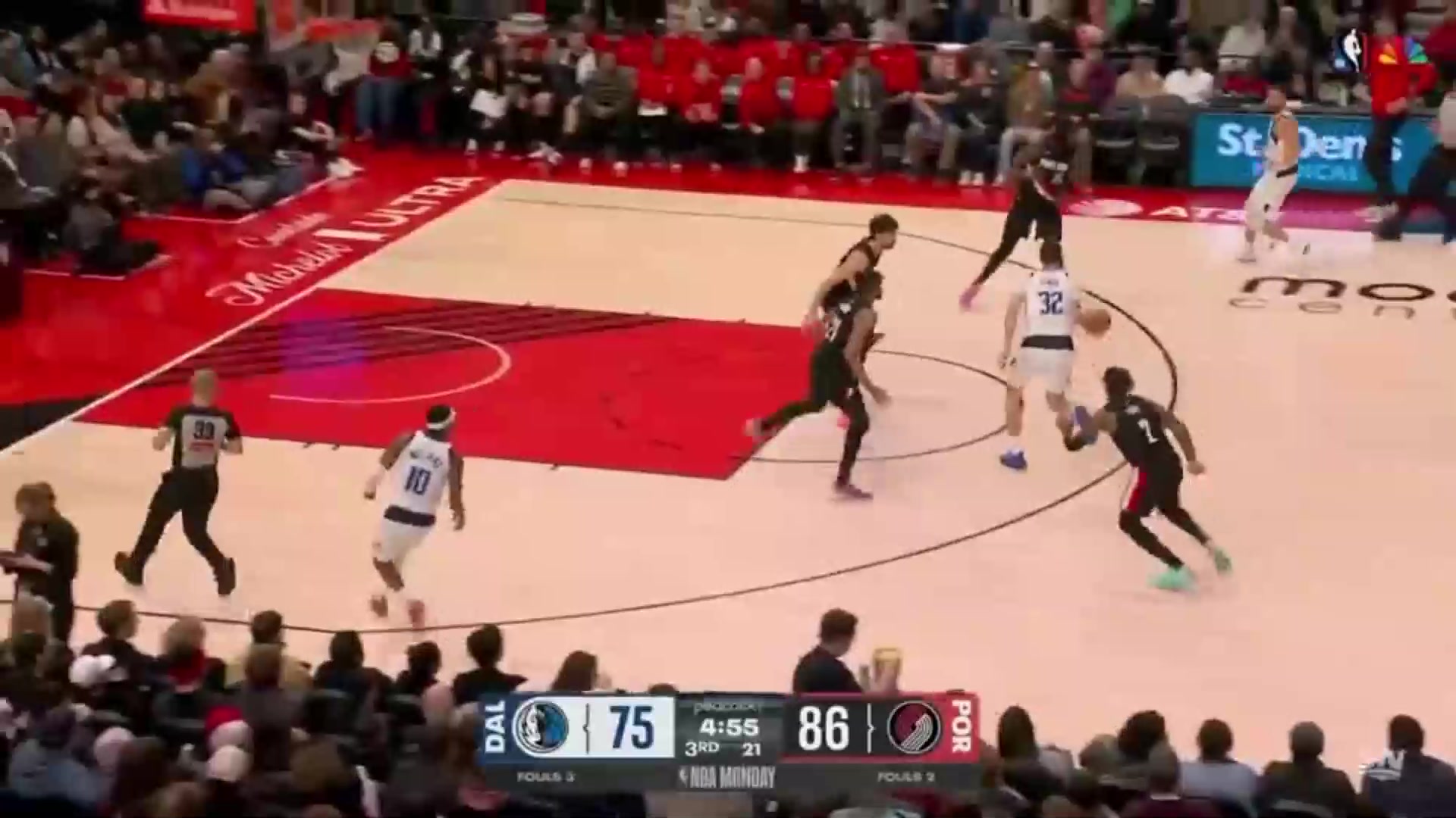 6'1 Brandon Williams soars for the putback dunk as Caleb Love gets caught sleeping