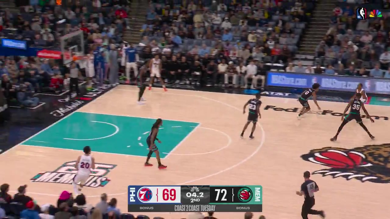 Tyrese Maxey hits a shot to beat the halftime buzzer
