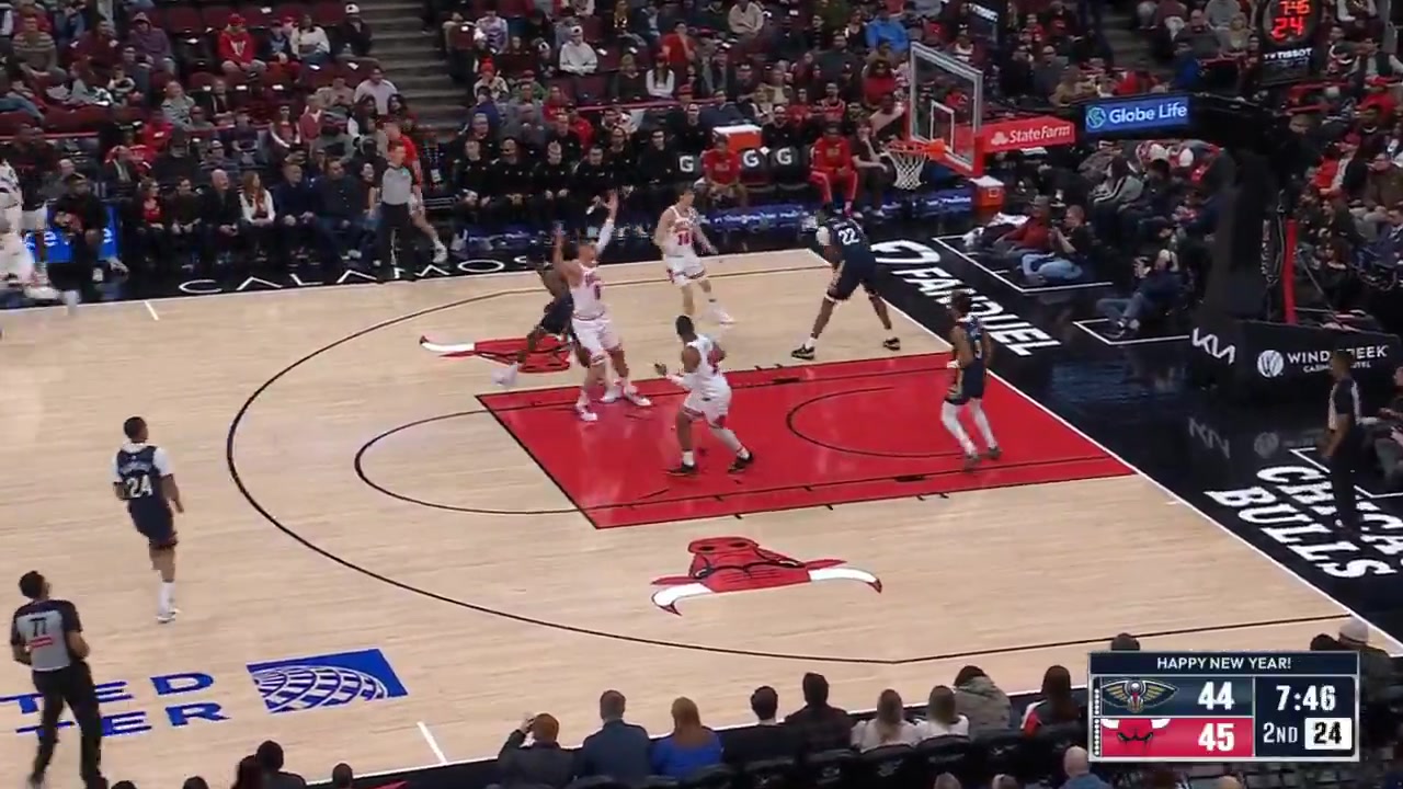 A long pass from Derik Queen leads to a Saddiq Bey post-up opportunity