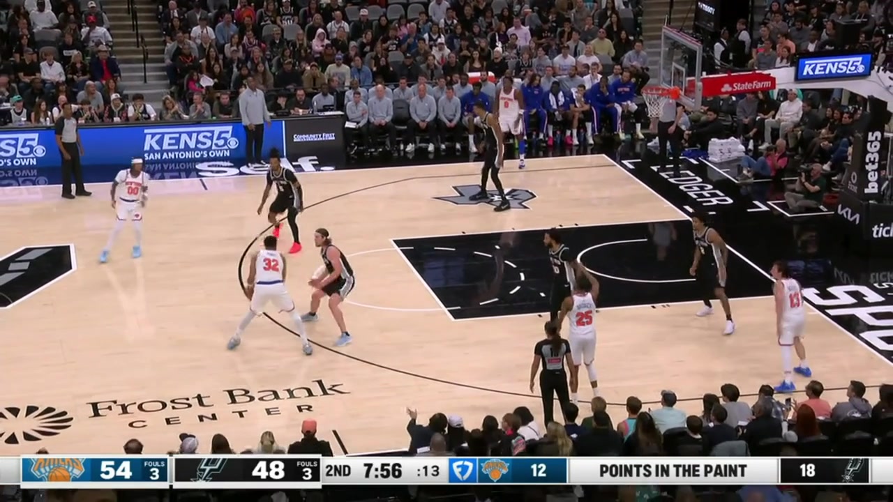 Victor Wembanyama handles the alley-oop lob by Stephon Castle with one hand and dunks it with replays