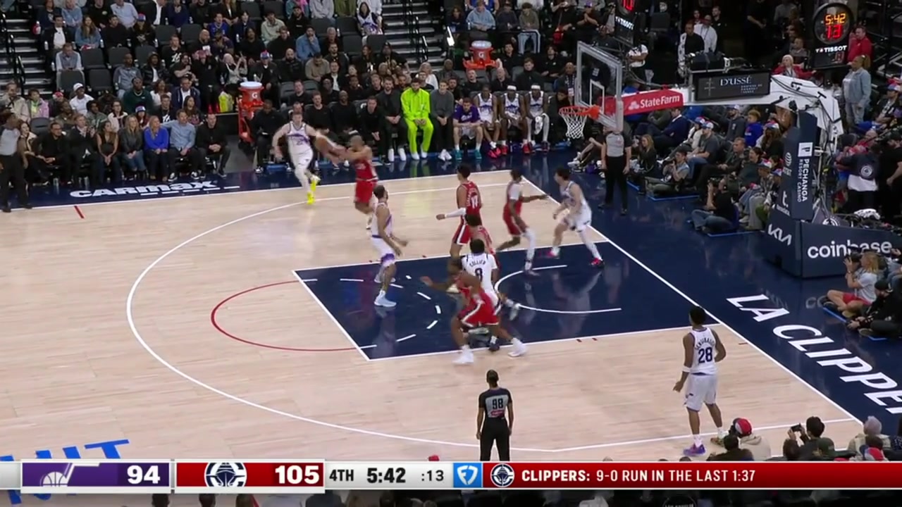 Kawhi Leonard with the fastbreak dunk to give him 39 points