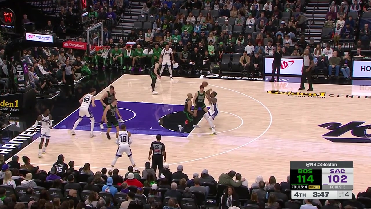 Kyle Kuzma dunks all over Bona - NBAclips