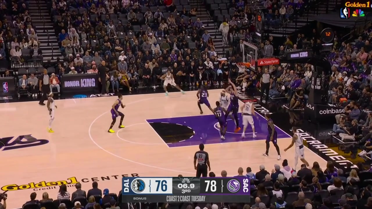 Keon Ellis blocks the corner 3 attempt by Klay Thompson with a replay and Anthony Davis air balls the tough corner 3 to end the 3rd quarter