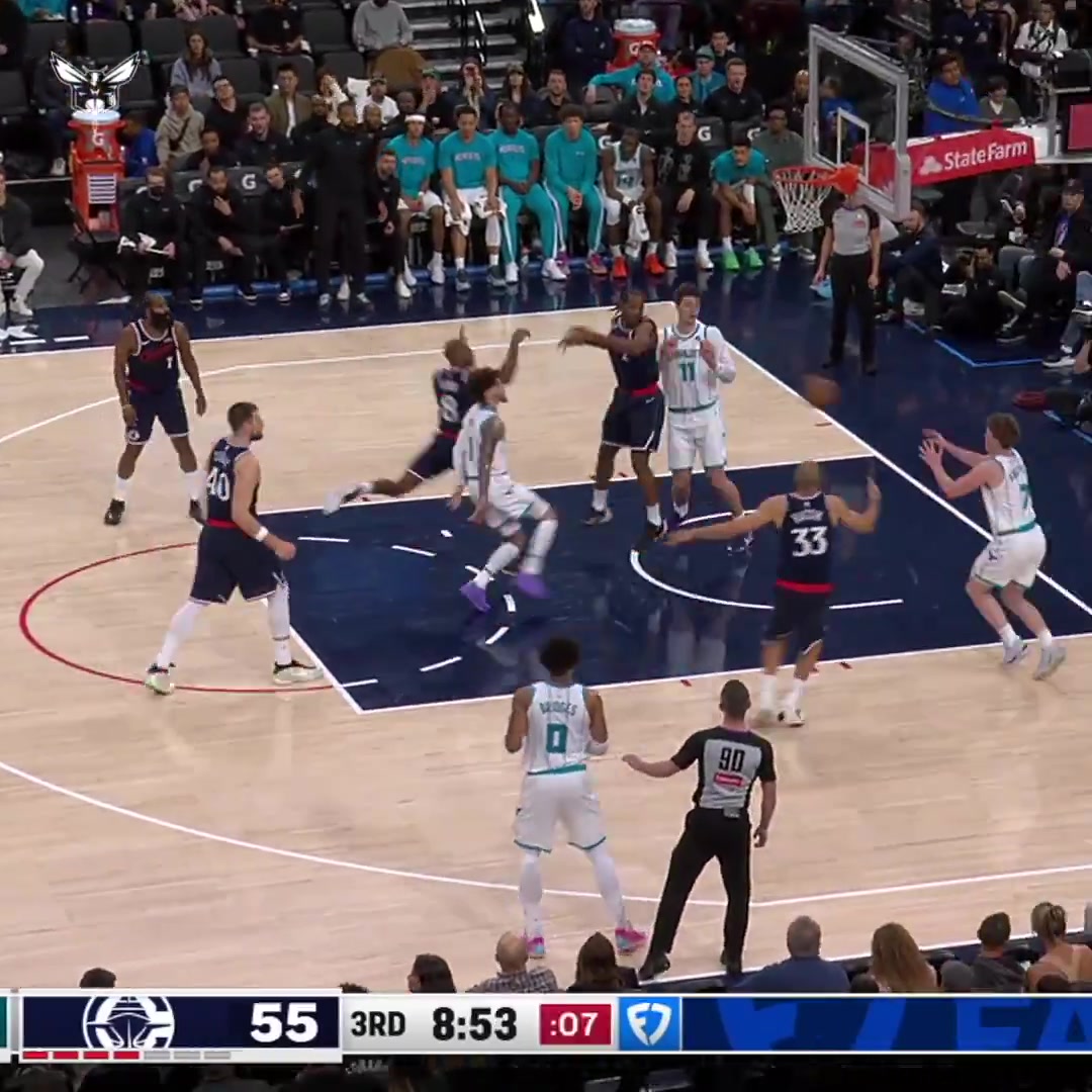 Lamelo spins between two defenders and throws the look away pass to Kon Knueppel for the slam