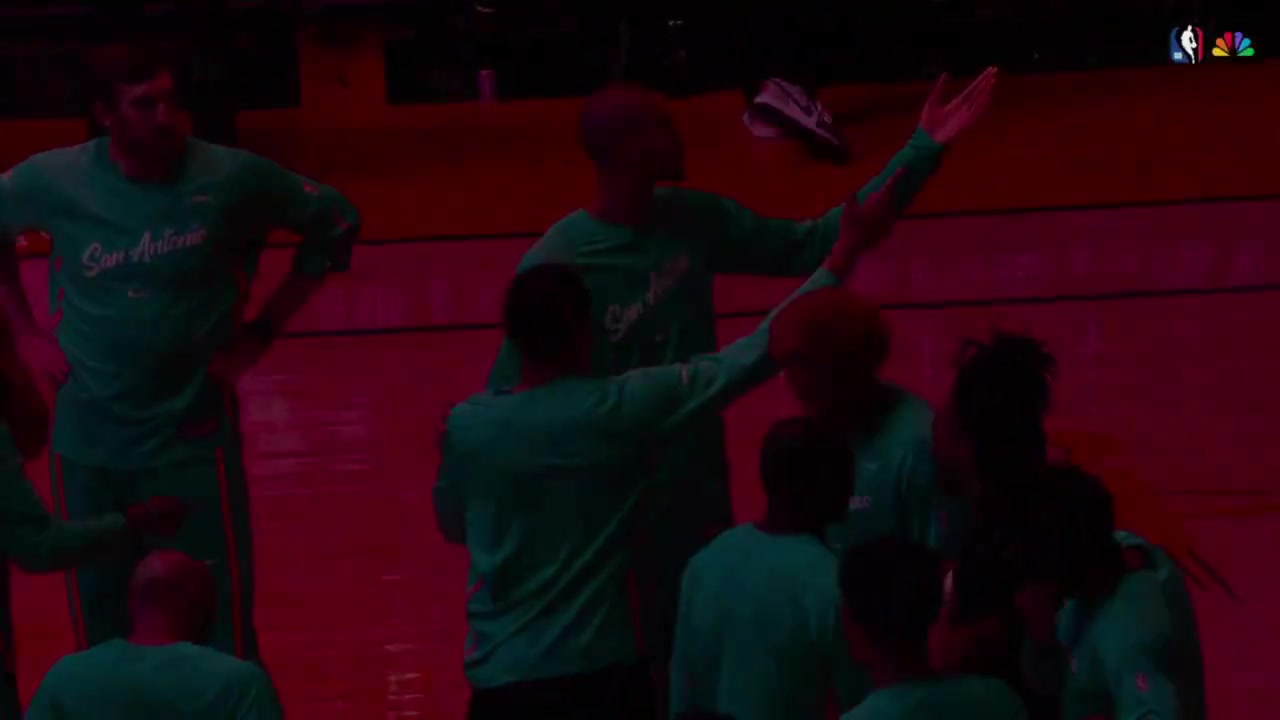 Before the Spurs-Rockets game Victor Wembanyama tried to straighten a bent rim