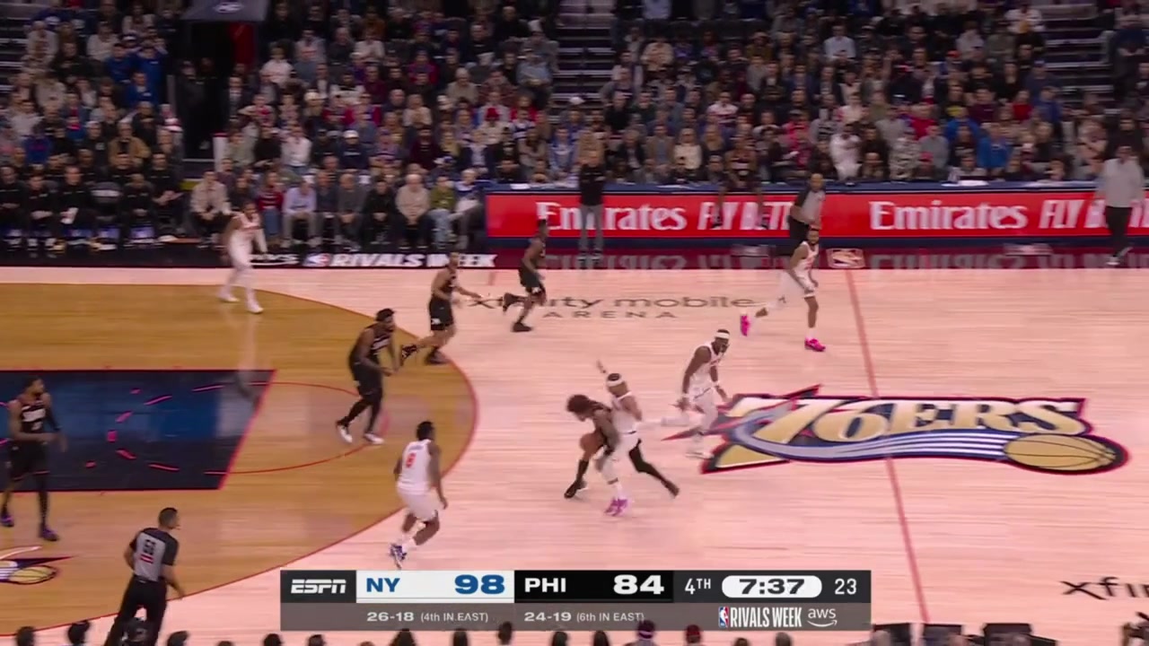 Quentin Grimes with a beautiful layup over Ariel Hukporti and the Knicks call a timeout with a replay