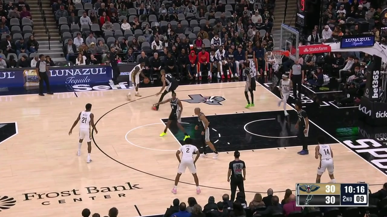 Zion goes past Wemby for the huge right hand jam