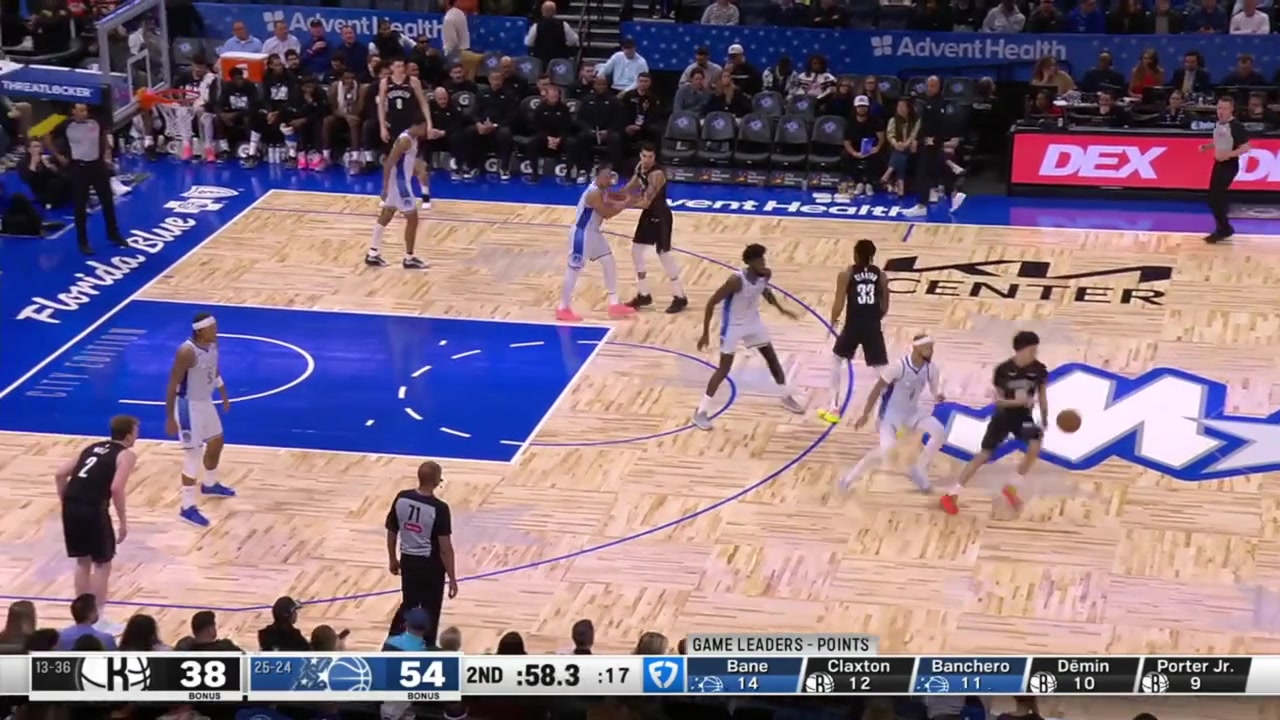 Jalen Suggs picks off the steal and connects with Jett Howard in transition for a slick give-and-go alley-oop slam