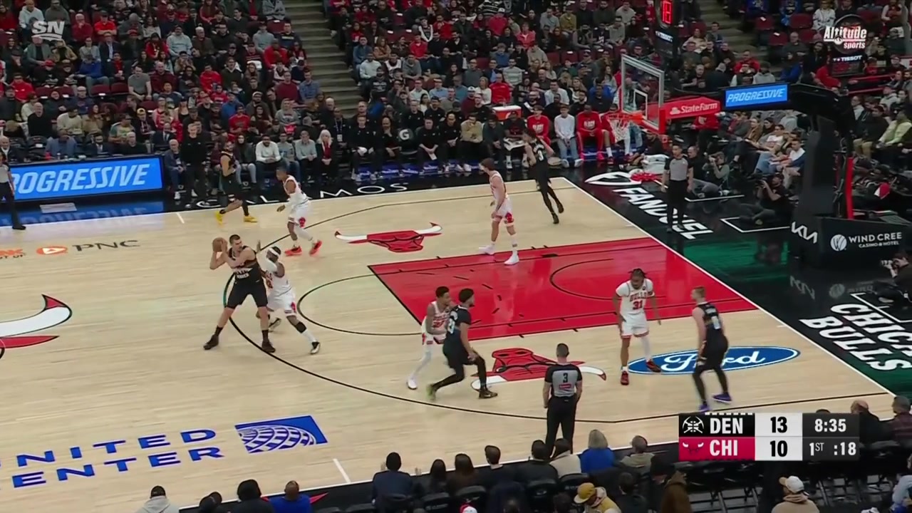 Nikola Jokic delivers a quick touch pass to Julian Strawther inside for the scoop and score