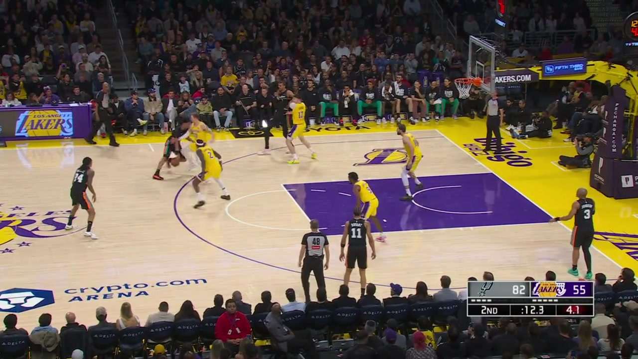 Jake LaRavia gets his early 5th and 6th foul of the game trying to box out Victor Wembanyama He goes to the bench before his 6th foul was even announced