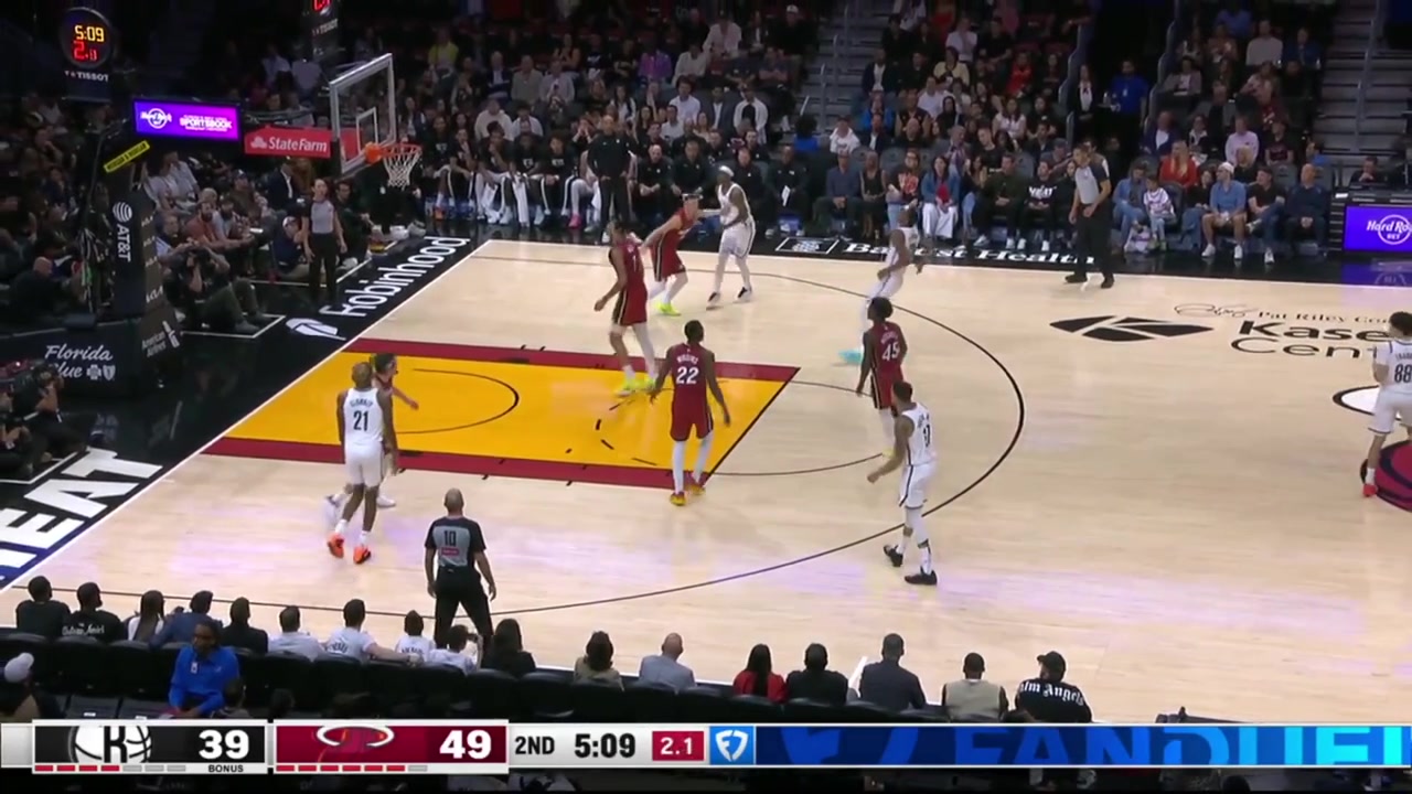 Herro carves up the defense and lobs to Ware
