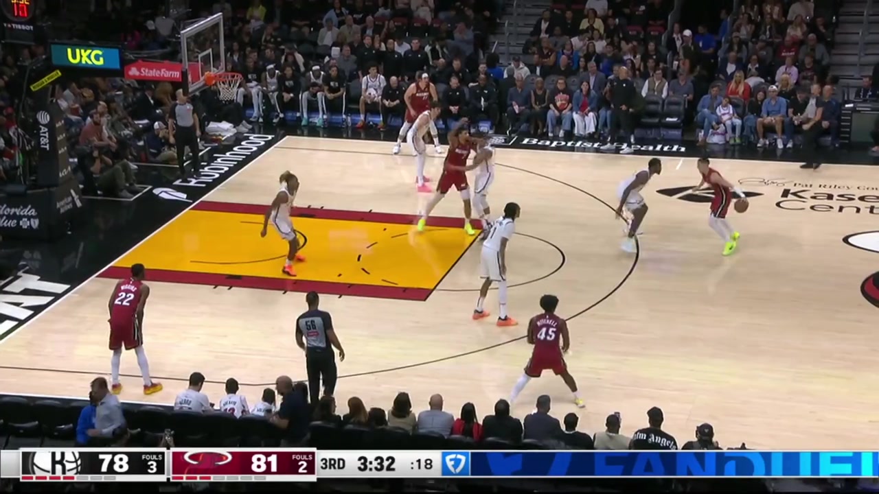 Off the Wiggins miss Ware grabs the board and dimes right back to the cutting Wiggins for a slam