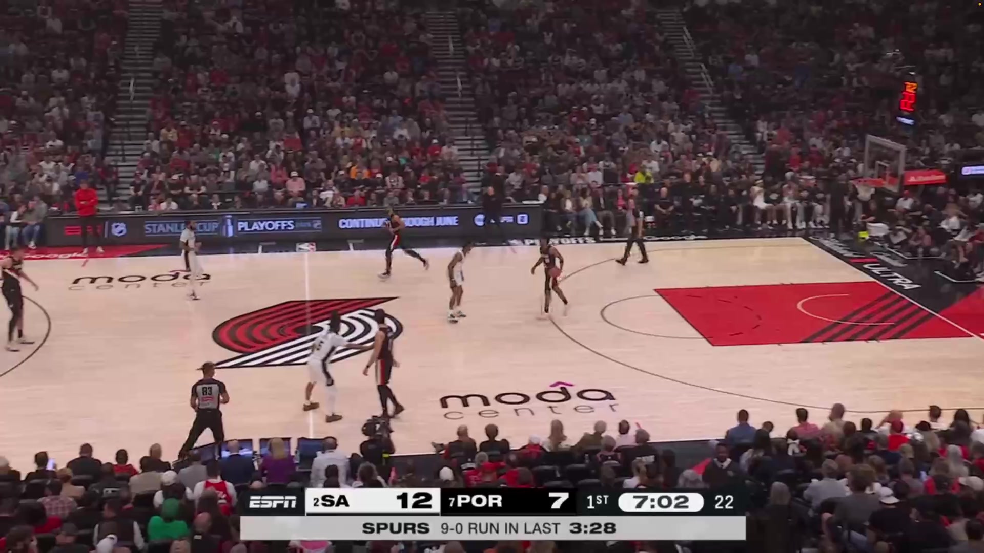 Fox with the incredible jump to block Scoot Henderson's 3 point attempt