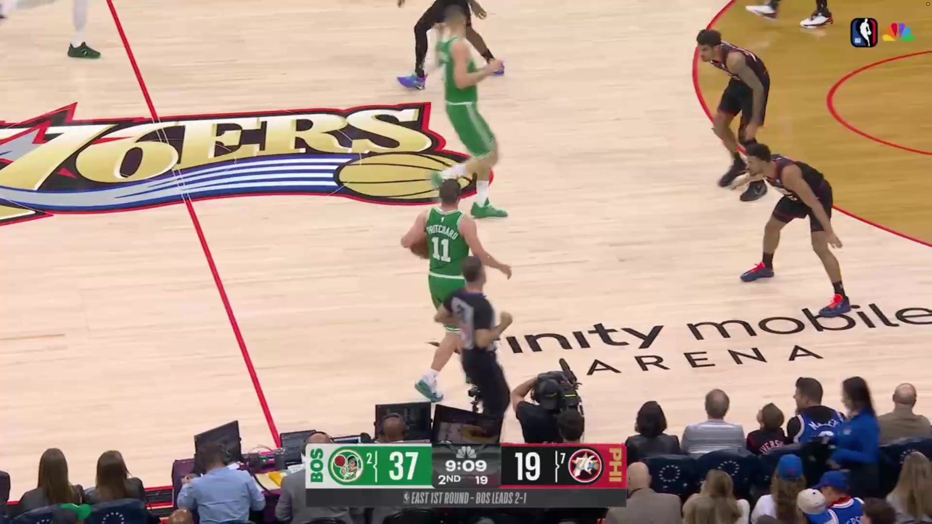 Payton Pritchard is going absolutely nuclear to blow open the game as he hits another step back 3 He already has 16 points on 6-9 shooting 4-6 from 3