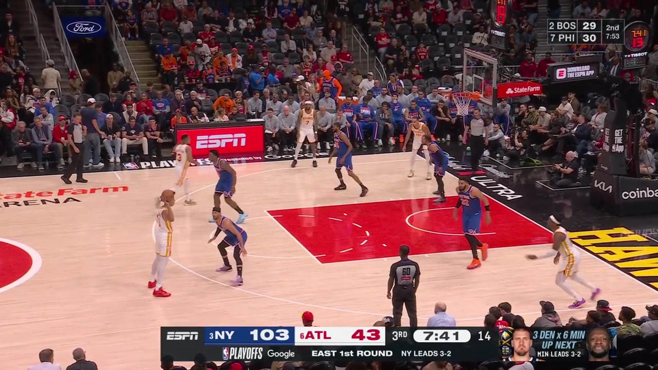 The Hawks go on a 7-0 run cutting the Knicks' lead to 53 and Mike Brown is quick to take a timeout