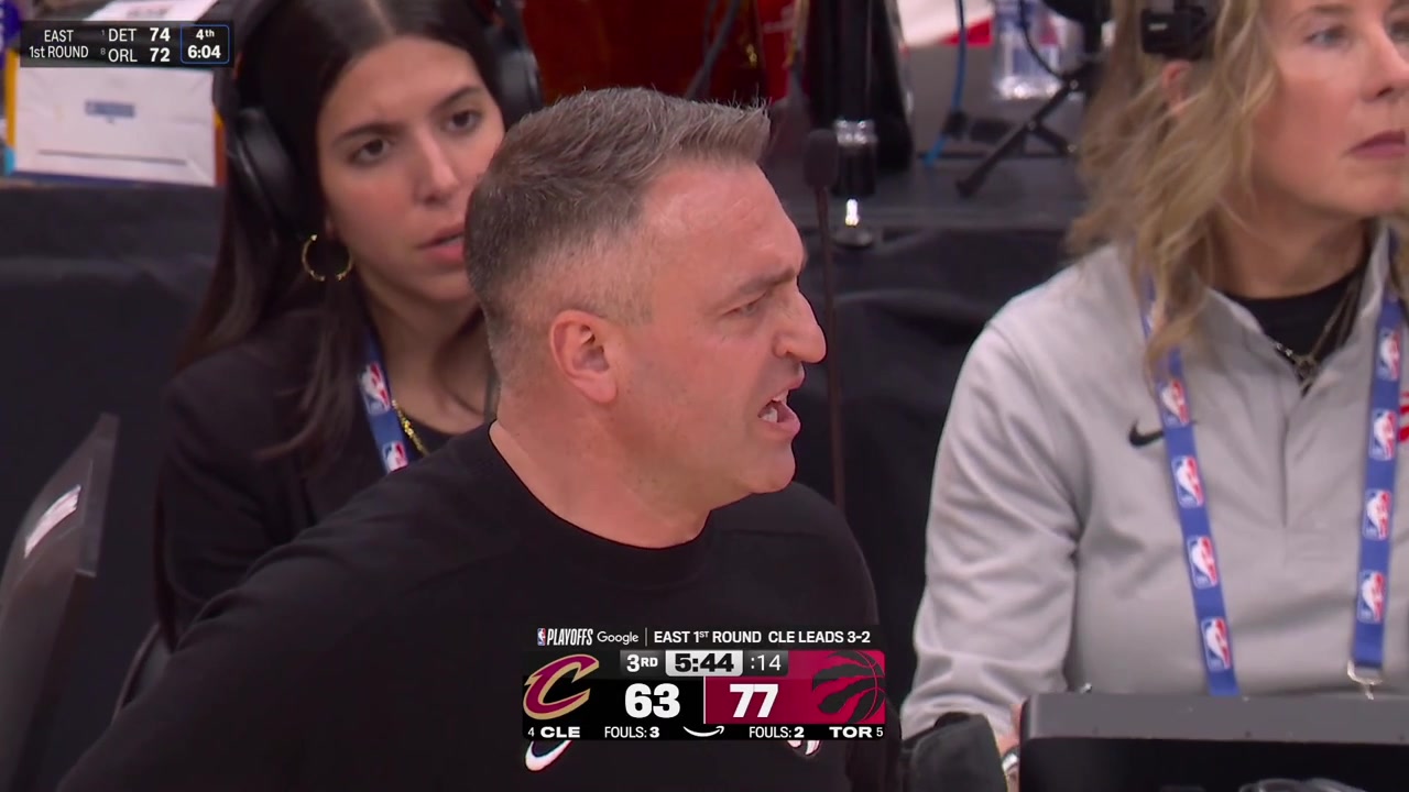 Collin Murray-Boyles intercepts the inbound pass by James Harden who complains with a replayIncluding the reaction by Darko Rajakovi