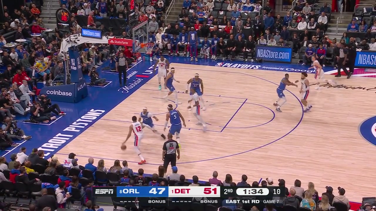Tobias Harris hits the jumper and then a 3-pointer to give him 19 points in the 1st half 17 points in the 2nd quarter alone