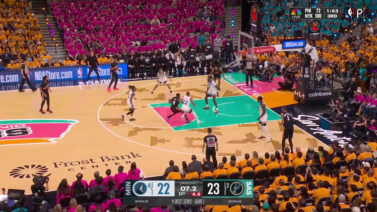 Julius Randle with the buzzer-beater dunk to end the 1st quarter as Victor Wembanyama desperately attempts a chasedown block with replays